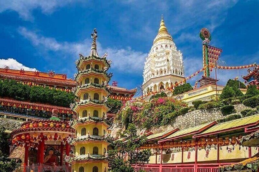 Un complejo de templos tradicional con pagodas escalonadas y decoraciones elaboradas. 1