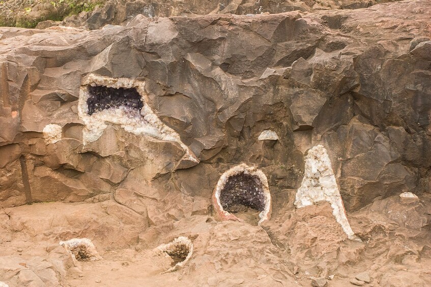 Formations rocheuses percées de trous contenant des dépôts minéraux. 2