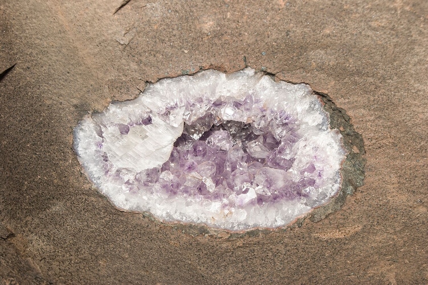 Une géode contenant des cristaux violets incrustés dans une roche. 3