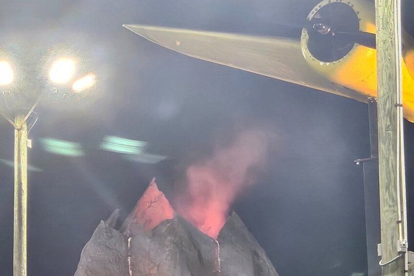 Un volcán con resplandor rojo, un helicóptero y un poste de luz. 5