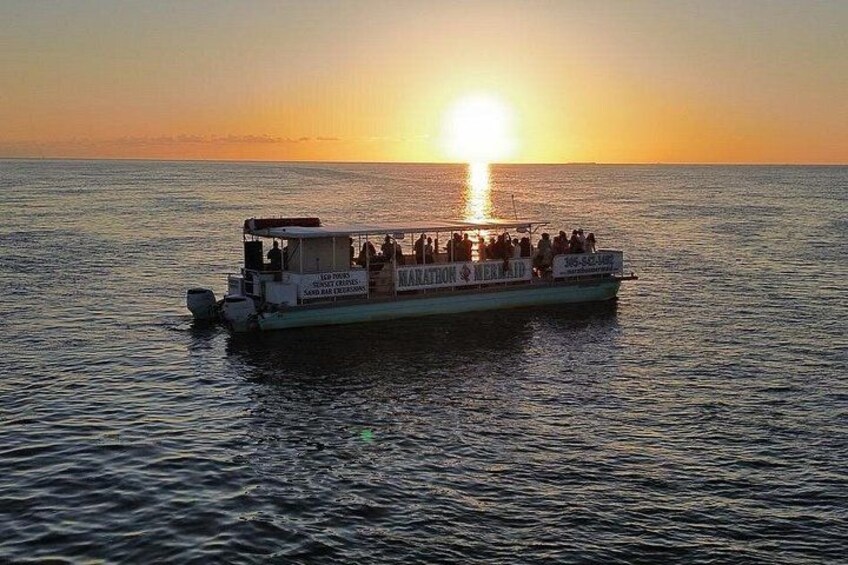 Un barco con pasajeros al atardecer. 3