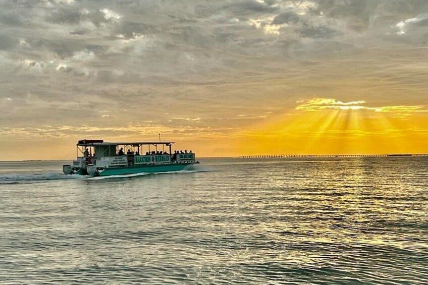 Un barco sobre el agua al atardecer. 2