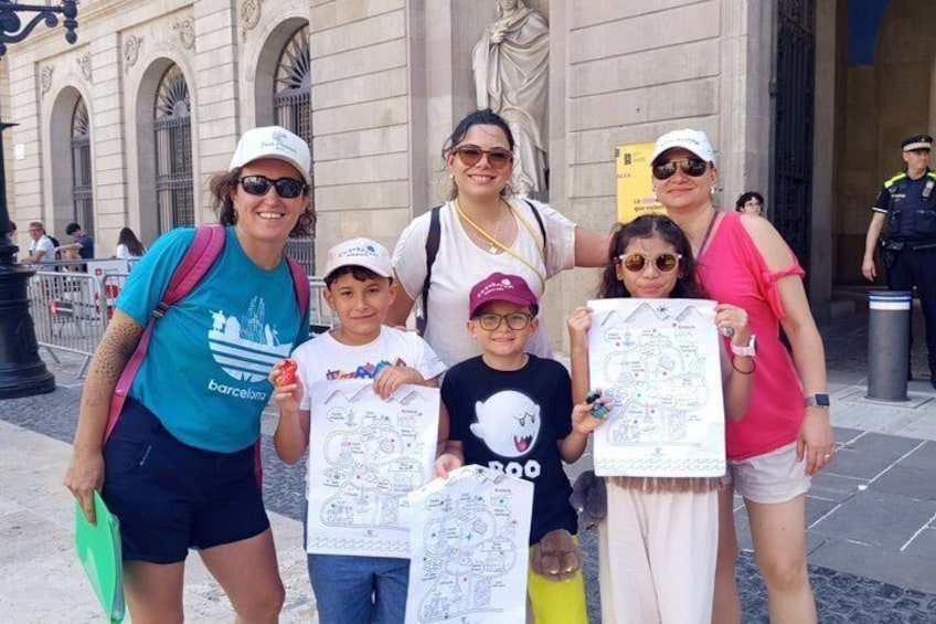 Un groupe de personnes tenant des dessins devant un bâtiment orné d’arcades. 3