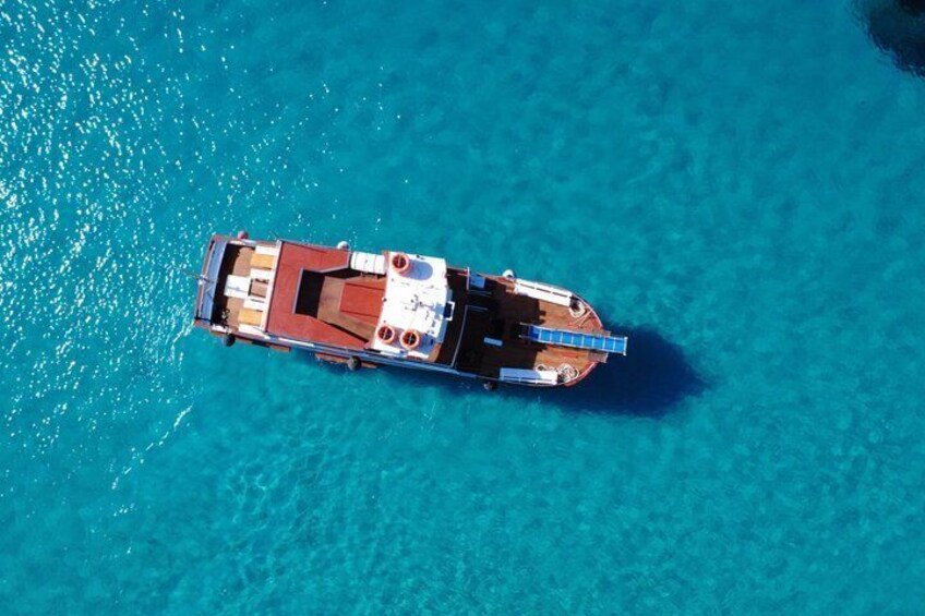 A boat on turquoise water. 1