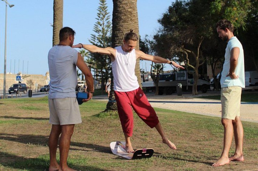 Tres personas jugando frisbee en un parque con árboles y césped. 5