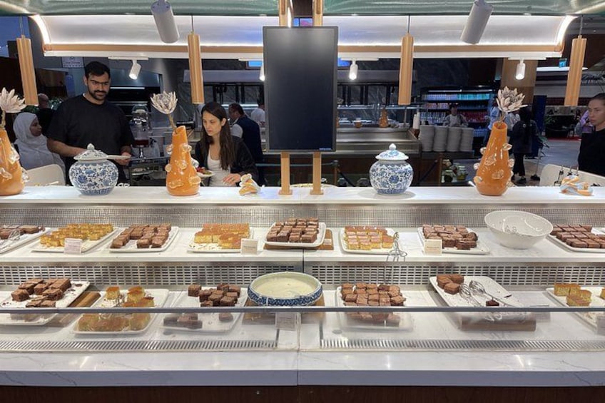 Un présentoir de desserts avec une variété de douceurs et de pâtisseries. 2