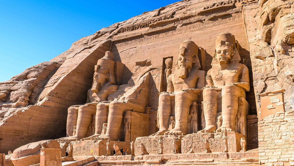 Suuri kalliopinta, johon on kaiverrettu muinaisen Egyptin aikaisia patsaita. 4