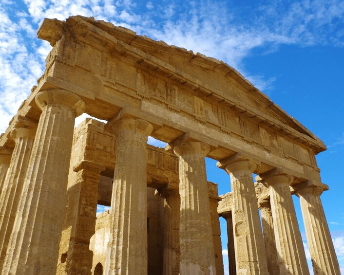 Colonnes d’un temple grec antique, avec un ciel bleu clair en arrière-plan. 2