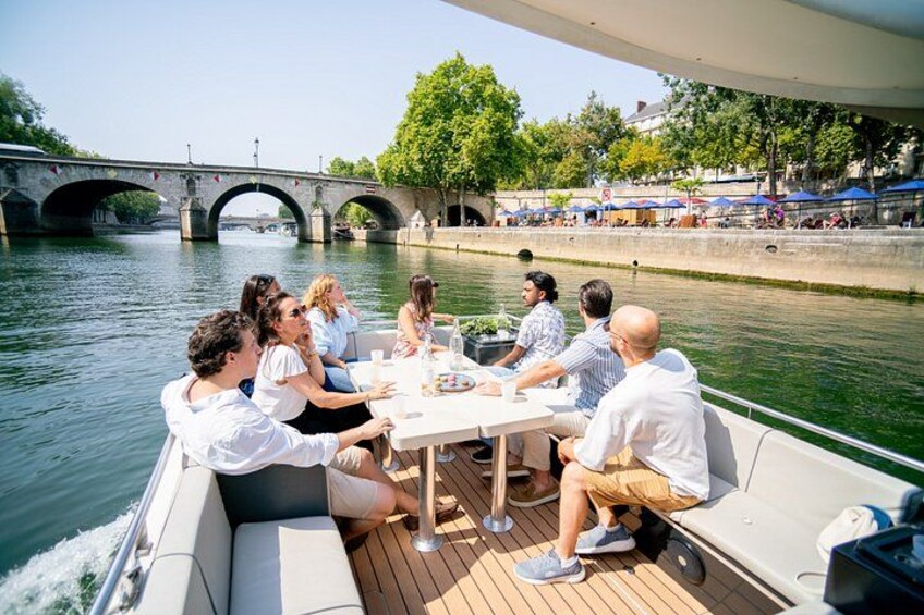 2-12 pax Private River Boat Tour in Paris with Rosé and Macarons 2