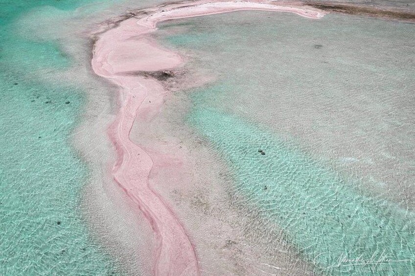Ein pinkfarbener Fluss schlängelt sich durch eine türkisblaue Landschaft. 1