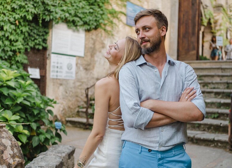 Un couple s’embrasse dans un cadre extérieur, avec des murs en pierre et de la verdure. 5