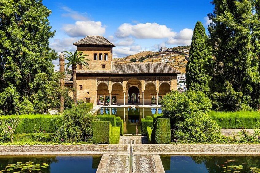 L'Alhambra & Le Generalife: The splendour of the Sultans' lush gardens, basins and Moorish architecture. 4