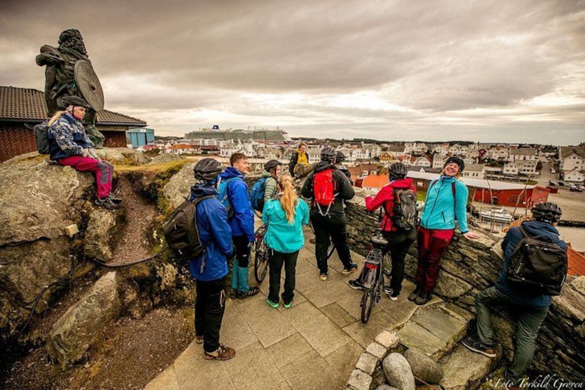Guided EL-Bike tour in the city of Haugesund and Rising Tides 2