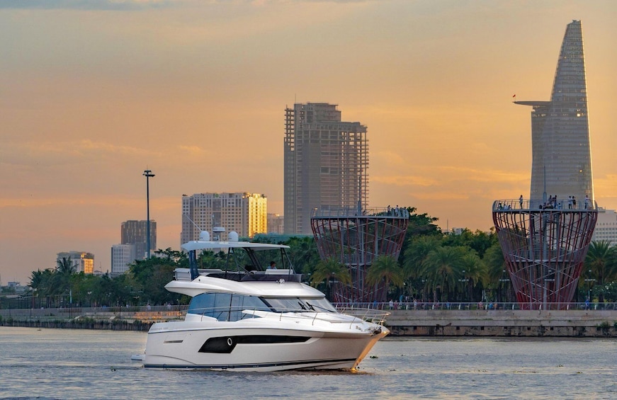 Ho Chi Minh City: Luxury Sunset Yacht Tour on Saigon River 1