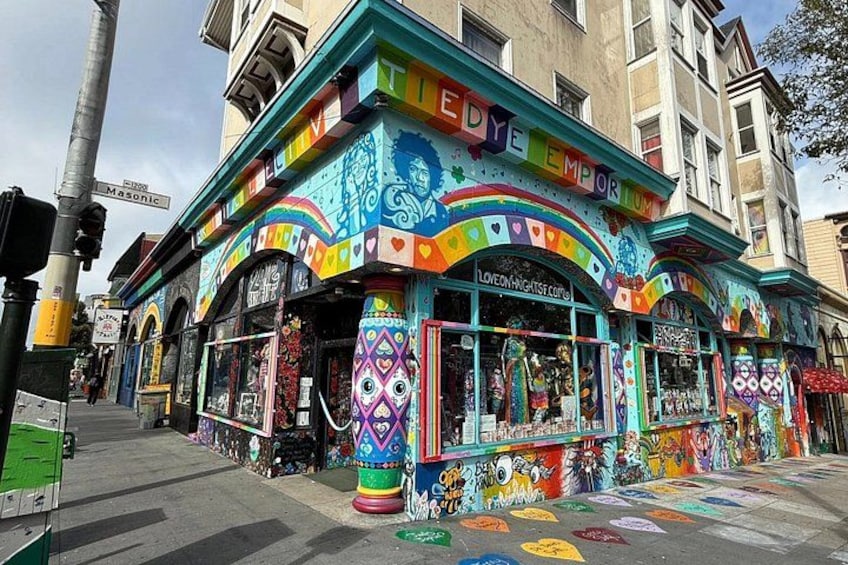 Un escaparate colorido con murales vibrantes y un arcoíris. 3