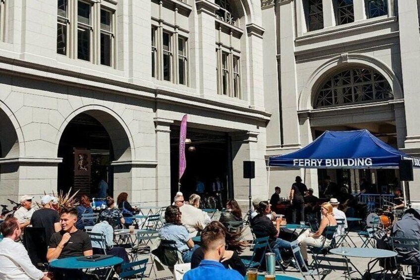 Udeservering ved en offentlig bygning med et blåt markise, der står 'FERRY BUILDING'. 3