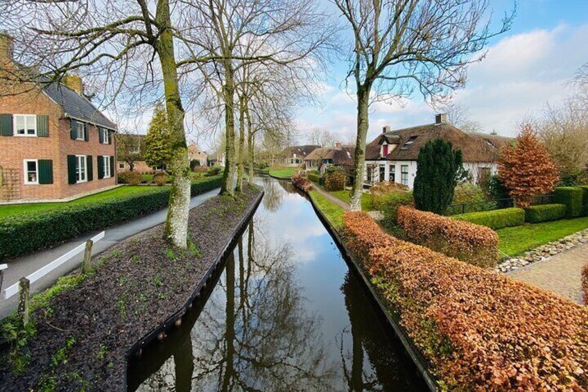 Day Tour Giethoorn, Afsluitdijk and Zaanse Schans with Boat Cruise