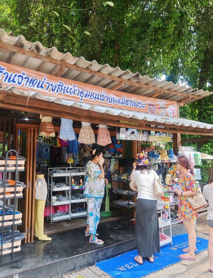 Ein Marktstand mit Wellblechdach und einem Schild in einer fremden Sprache. 5