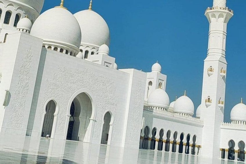 Una moschea bianca con cupole e un minareto. 2