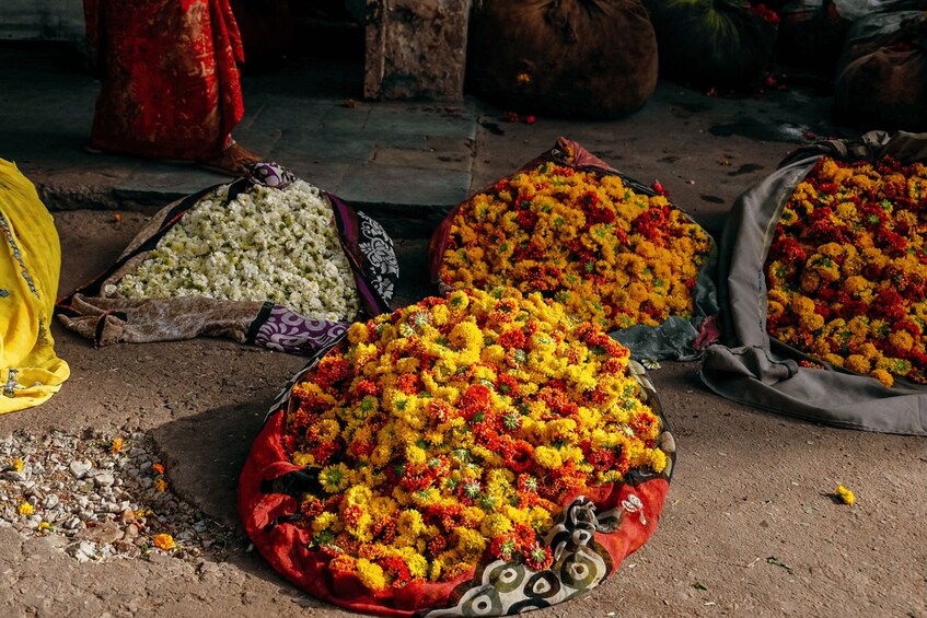 Grandes sacos llenos de flores de caléndula sobre el suelo. 2