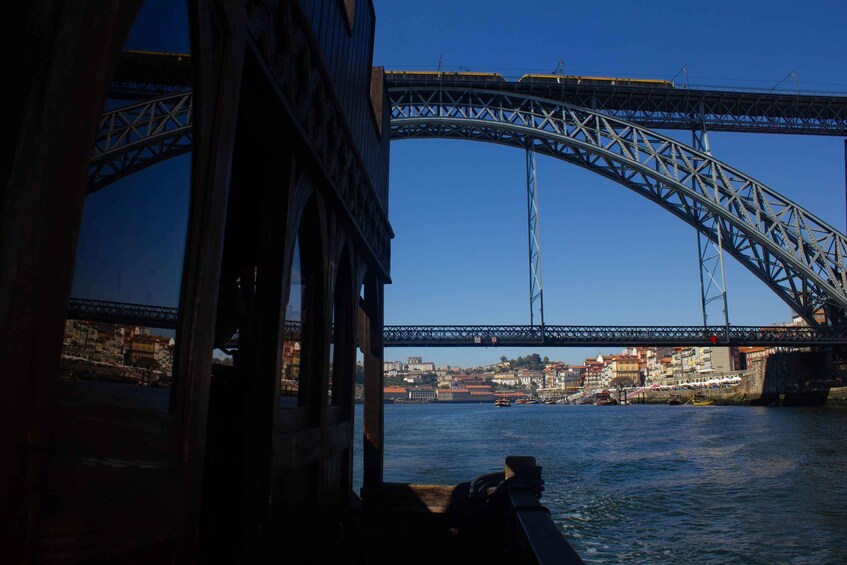 Eine Brücke überspannt einen Fluss, im Hintergrund eine Stadtansicht. 2