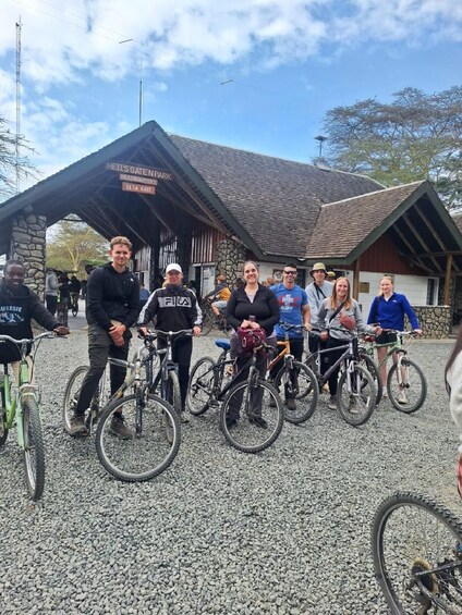 A group of people with bicycles in front of a building labeled "HELL'S GATEHEADQUARTER PARK" and "ELSA GATE". 2