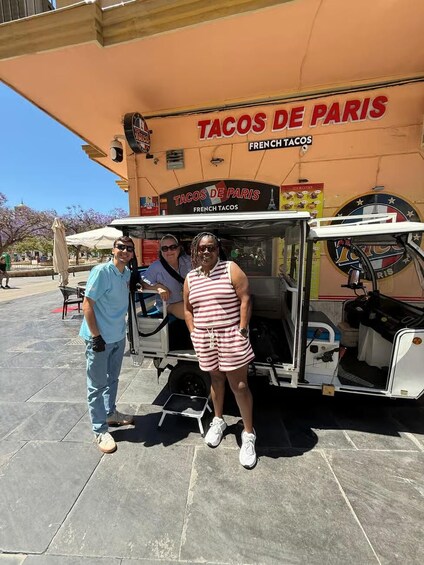 Un camión de comida llamado 'Tacos de Paris' con un letrero que muestra la Torre Eiffel. 2