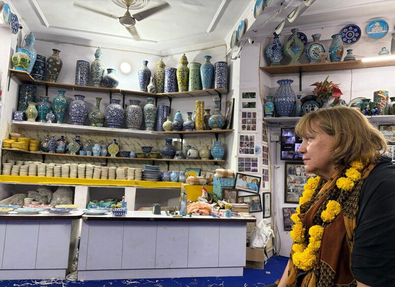 Una tienda con estantes llenos de cerámica azul y blanca. 4