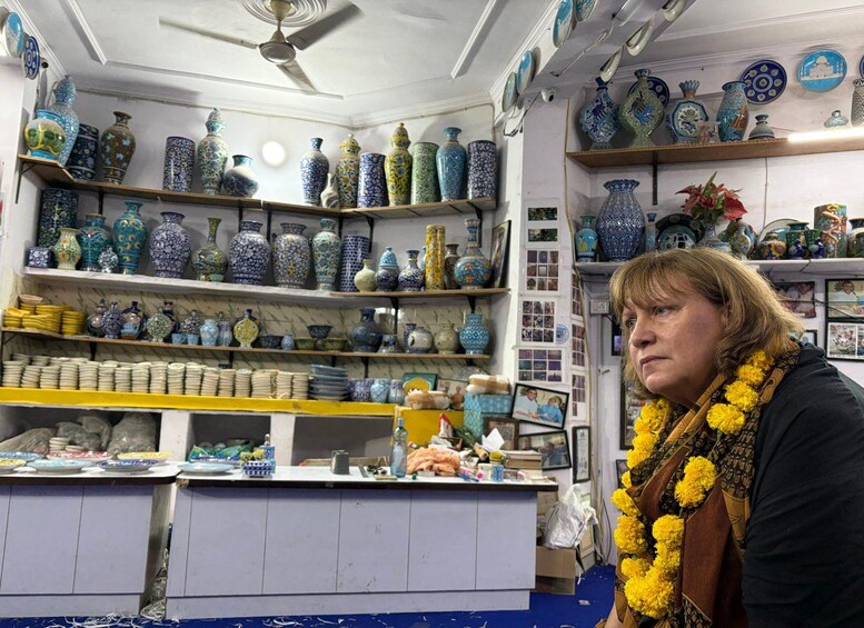 Una tienda con estanterías llenas de cerámica azul y verde. 3
