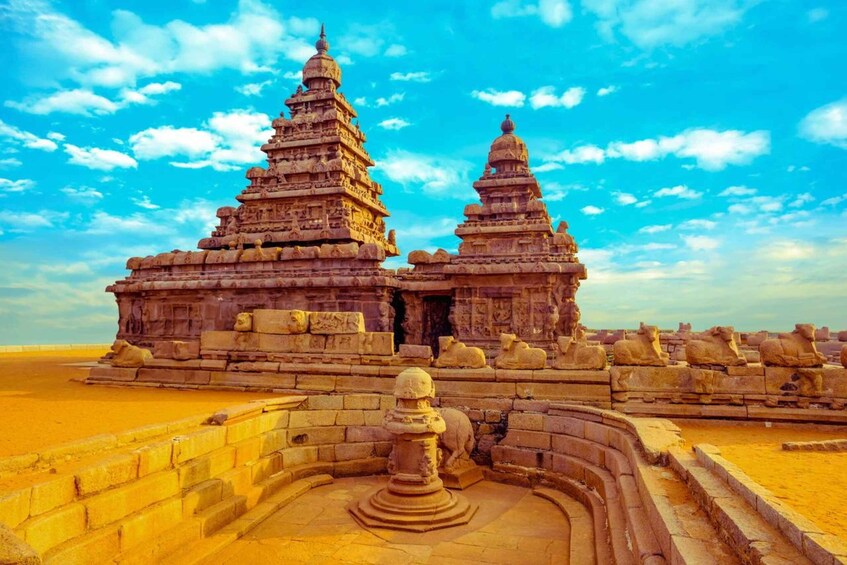 Een tempel met terrasvormige torens en stenen leeuwen in een woestijnlandschap. 4