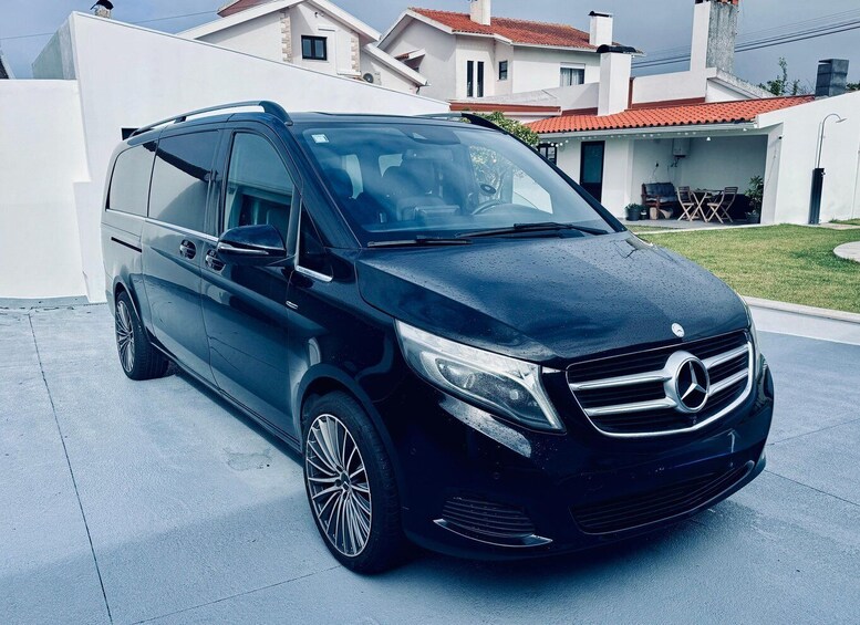 Musta Mercedes-Benz -pakettiauto oli pysäköitynä ajotielle. 3