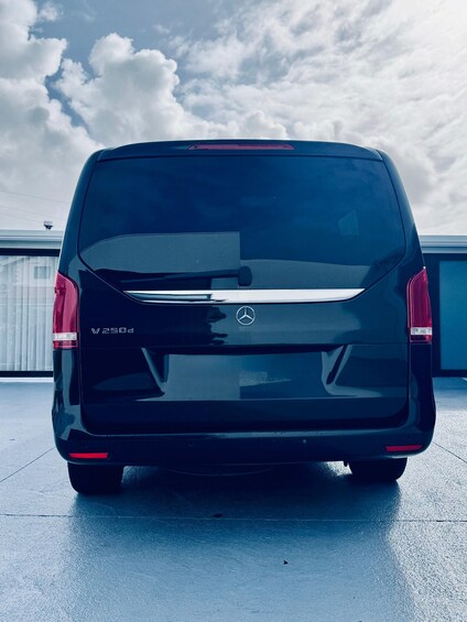 Musta Mercedes-Benz V250d -malli on pysäköity ulos, ja kuvassa näkyy sen takaosan. 4