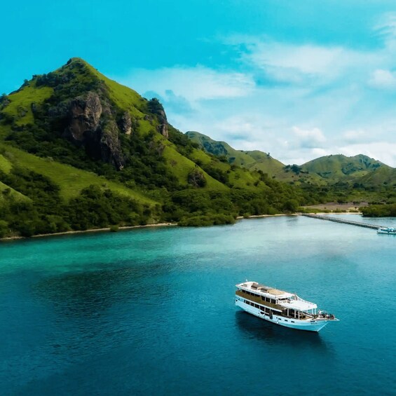 Picture 2 for Activity Labuan Bajo : Explore Kalong Island, Kelor & Manjarite 2