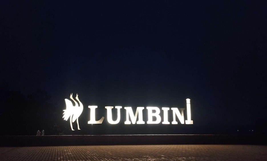Suuri, valaistu kyltti, jossa on sana ”LUMBIN” ja tyylitelty lintukuva. 5