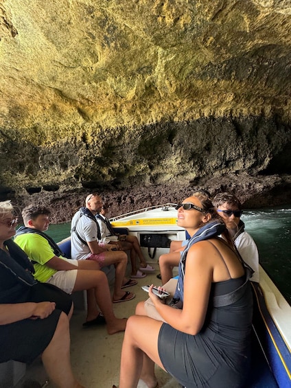 Un groupe de personnes se trouve à bord d’un bateau à l’intérieur d’une grotte. 2