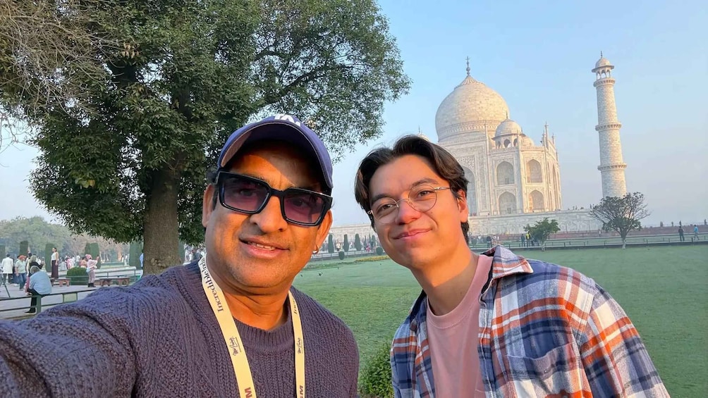 Two people in front of the Taj Mahal. 4