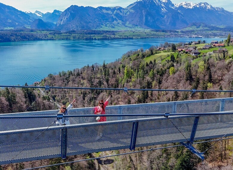 Un pont suspendu où deux personnes profitent de la vue. 5
