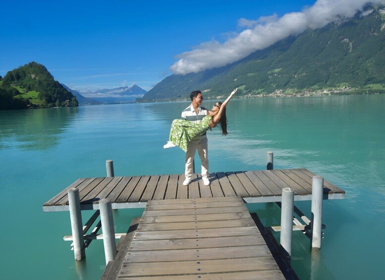 Une jetée en bois s’étendant dans un lac turquoise, avec des montagnes en arrière-plan. 1