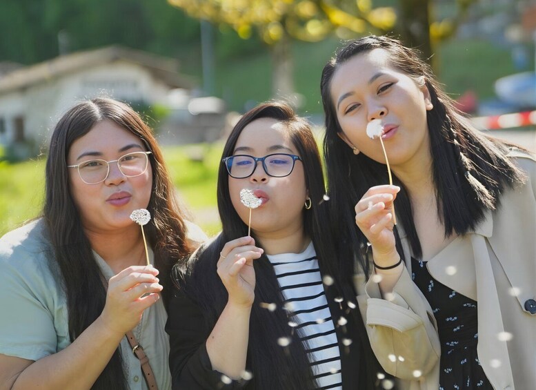 Trois personnes qui font des bulles à l'extérieur. 2