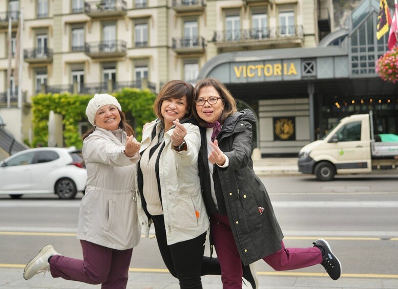 Trois personnes sautent devant un bâtiment sur lequel on peut lire l’inscription « VICTORIA ». 4