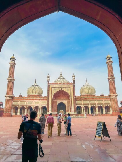 Un grand bâtiment imposant, orné de coupoles et de minarets, entouré d’une place pavée où se promènent des gens. 4