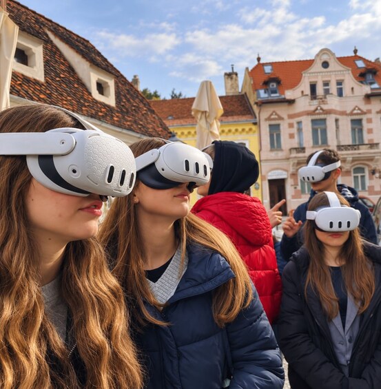 Ihmiset, joilla on päässään virtuaalitodellisuuslasit. 4