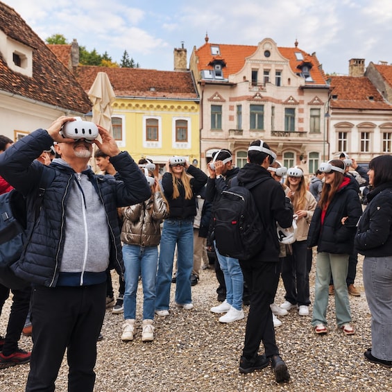Ihmiset käyttävät VR-laseja ulkona, taustalla näkyy historiallisia rakennuksia. 1