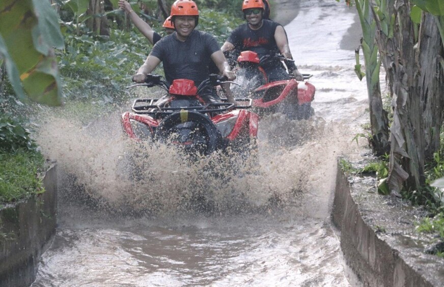 Deux personnes circulent sur des quads sur un chemin inondé. 5