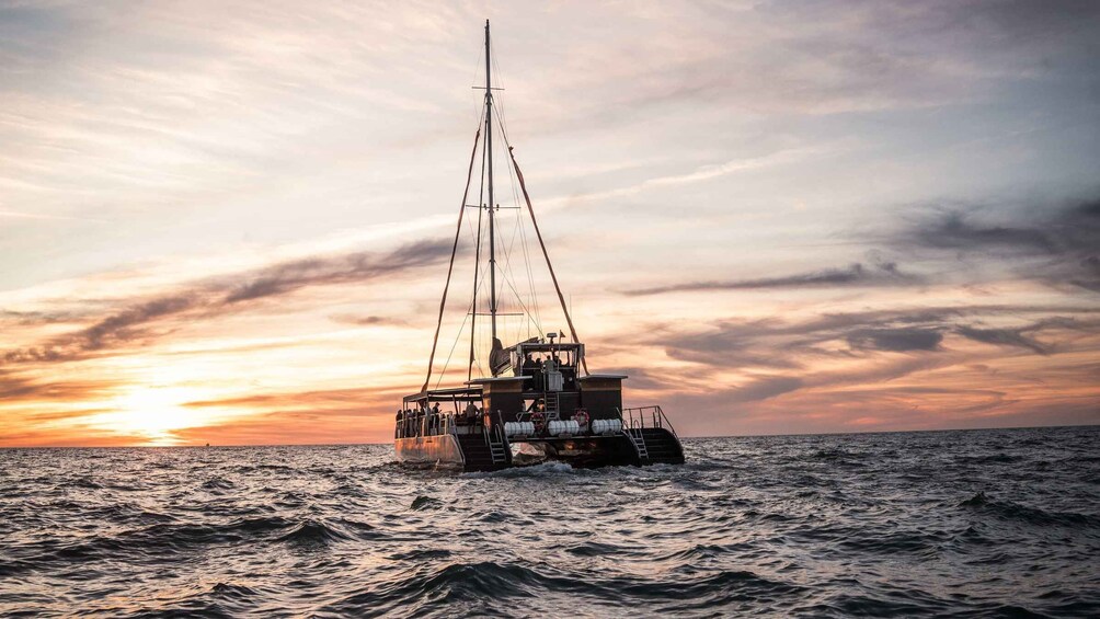 Un velero en el océano al atardecer. 1