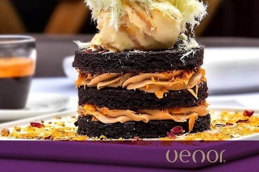Un postre en capas con helado encima, sobre un plato morado. 4