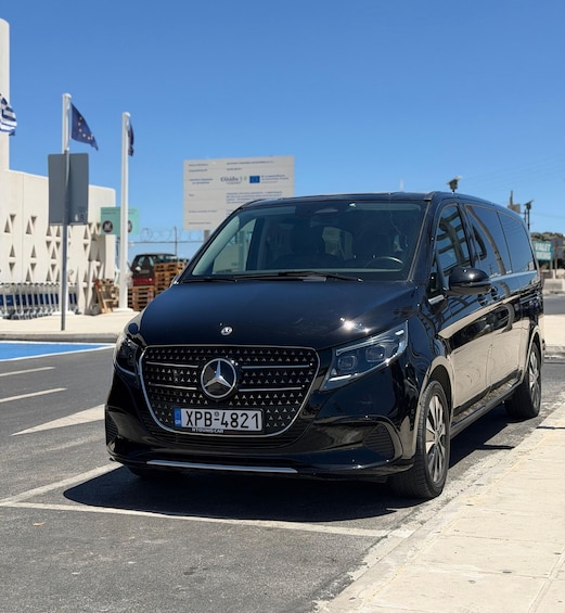 Musta Mercedes-Benz -pakettiauto oli pysäköitynä kadulle, ja taustalla näkyi kirkkaan sininen taivas. 4