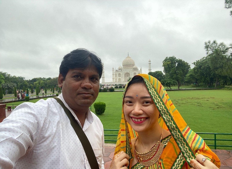 A couple in front of the Taj Mahal. 2