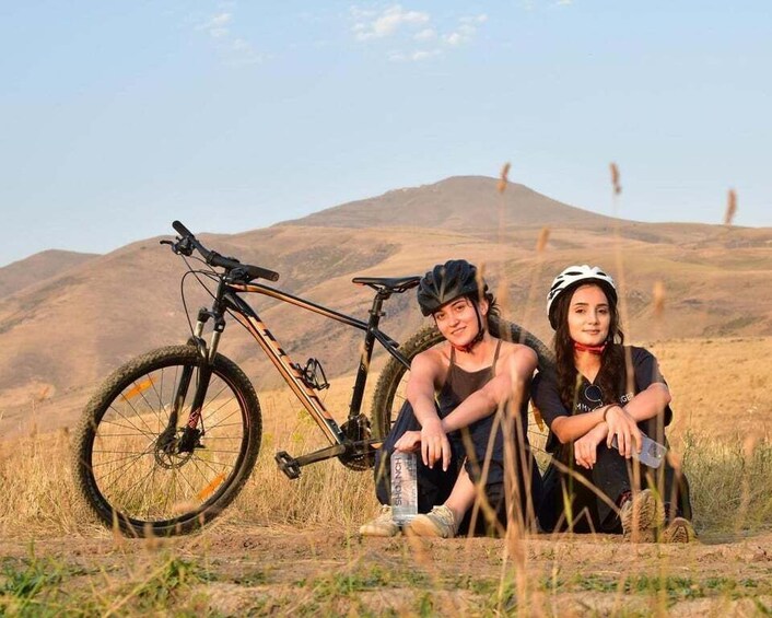 Picture 1 for Activity Guided Bike Tour with Food & Drinks 2