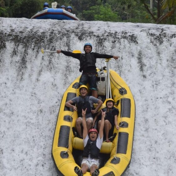 Un grupo de personas en un bote inflable amarillo en la cima de una cascada. 5